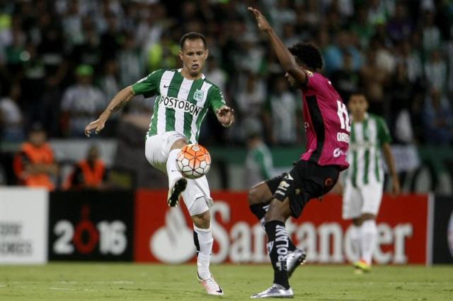  El jugador de Atlético Nacional Alejandro Guerra (i) disputan el balón con Jeferson Orejuela (d) de Independiente del Valle hoy, miércoles 27 de julio de 2016, durante la final de Copa Libertadores en el estadio Atanasio Girardot de la ciudad de Medellín. Foto: EFE