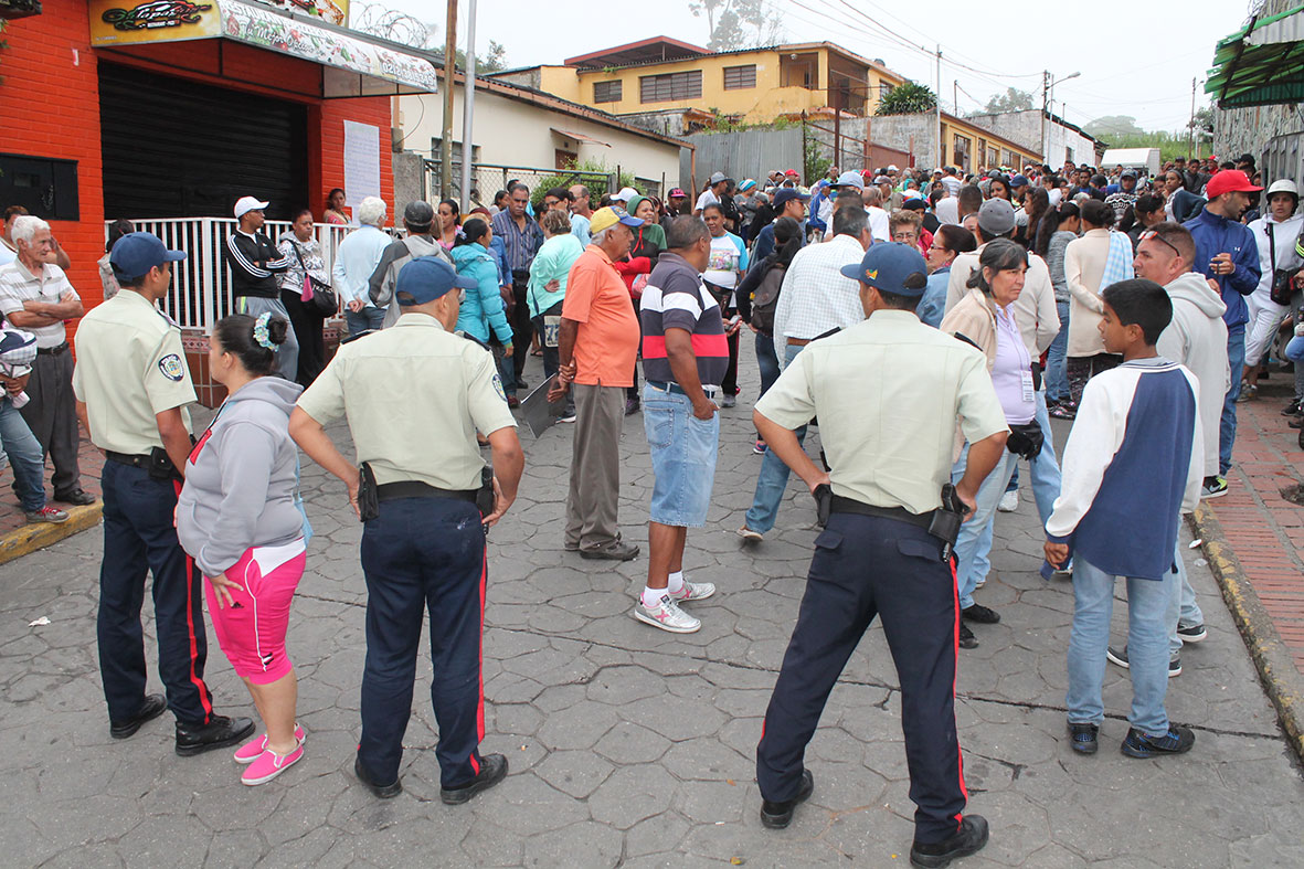 Ponen orden en automercado de Carrizal para la venta de productos