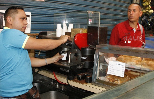 El café con leche está por encima del salario mínimo diario