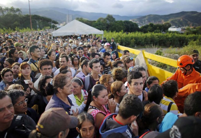 Una multitud de venezolanos se reúne para cruzar la frontera entre Venezuela y Colombia en el puente Simón Bolívar en San Antonio del Táchira, Venezuela, para comprar comestibles el domingo 17 de julio de 2016. Decenas de miles de venezolanos cruzaron a Colombia el domingo para comprar alimentos y medicinas que escasean en su país. Es el segundo fin de semana seguido que el gobierno de Venezuela abre la frontera, que estaba cerrada. Para las 6 de la mañana una fila de compradores ya recorría todo el poblado de San Antonio del Táchira. (AP Foto/Ariana Cubillos)