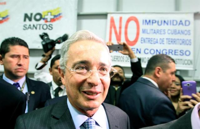 El senador del partido opositor Centro Democrático y expresidente colombiano, Álvaro Uribe Vélez, durante un acto convocado por su partido en Bogotá (Colombia). Foto: EFE