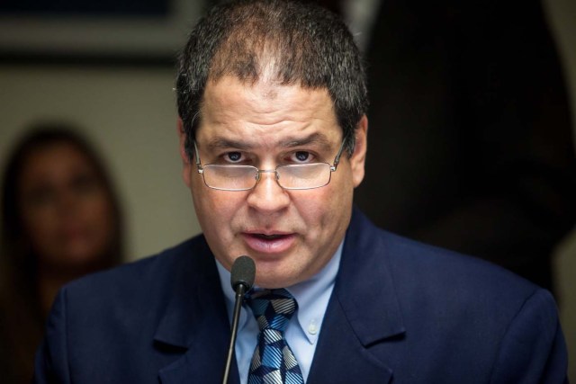 CAR02. CARACAS (VENEZUELA), 19/02/2016.- Luis Florido, diputado venezolano por la alianza opositora Mesa de Unidad Democrática (MUD), se reúne con otros diputados este miércoles, 17 de febrero de 2016, en Caracas (Venezuela). Una comisión de diputados opositores de Venezuela expondrá desde el próximo lunes en Brasil lo que considera una "crisis institucional", generada por la obstaculización de las decisiones del Parlamento por parte del Tribunal Supremo de Justicia, con la idea de promover la activación de mecanismos internacionales. EFE/Miguel Gutiérrez