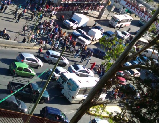 GNB dispersa protesta por escasez de alimentos en la Panamericana