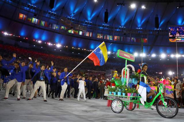 2016 Rio Olympics - Opening ceremony - Maracana - Rio de Janeiro, Brazil - 05/08/2016. Ruben Limardo (VEN) of Venezuela carries their flag in the opening ceremony. REUTERS/Kai Pfaffenbach FOR EDITORIAL USE ONLY. NOT FOR SALE FOR MARKETING OR ADVERTISING CAMPAIGNS.