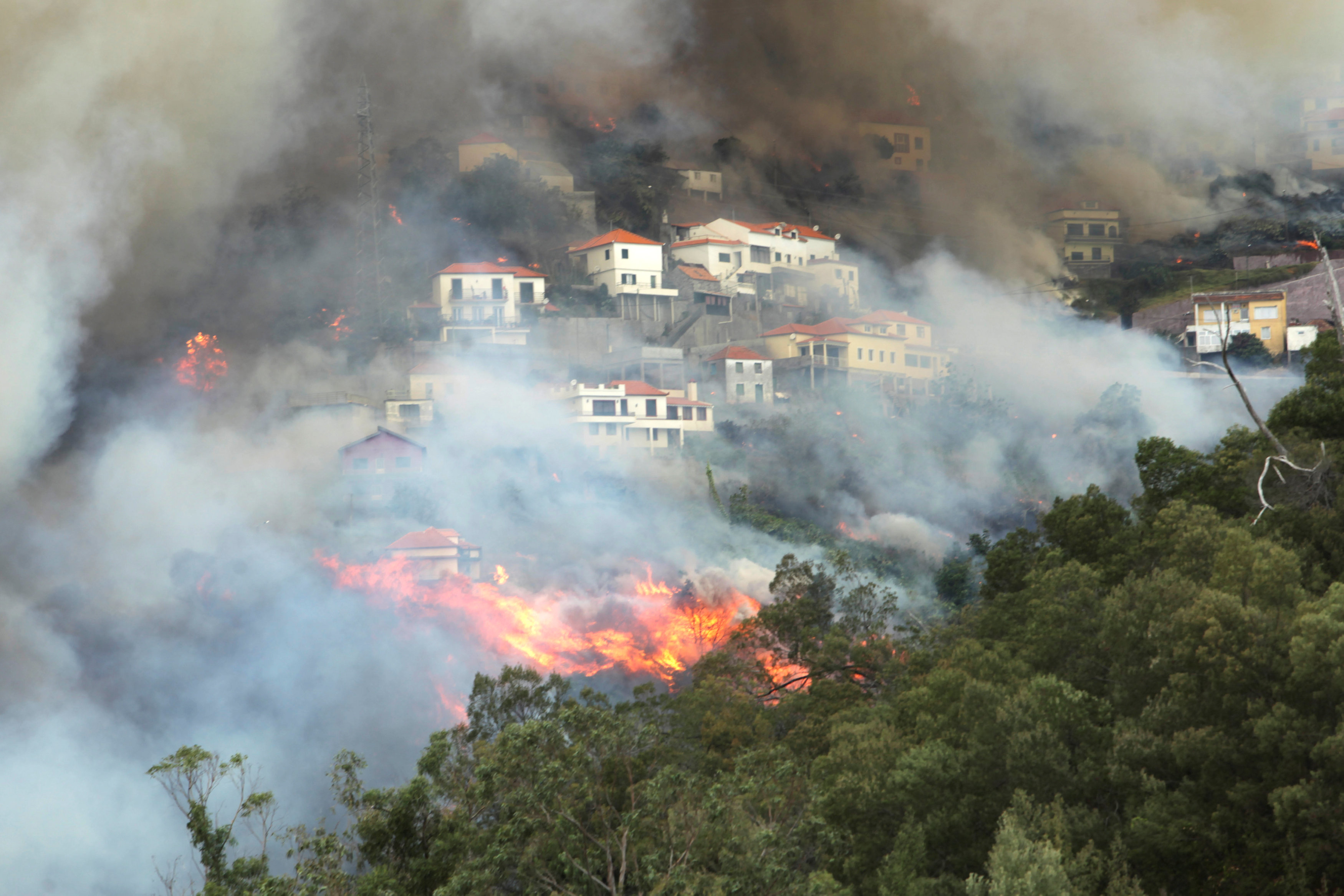 Tres muertos en el grave incendio que azota la capital de Madeira