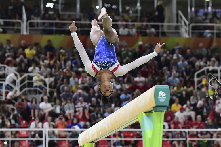 Simone Biles se lleva el oro y continúa hacia el récord (FOTOS)