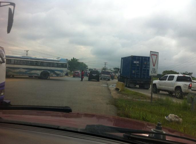 Reportan cierre de la carretera nacional La Raíza por protesta de transportistas