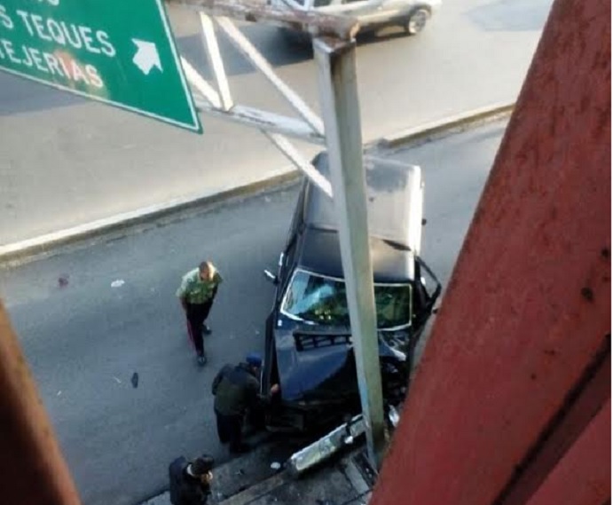 Policarrizal captura a dos roba carros que colisionaron al no atender la voz de alto