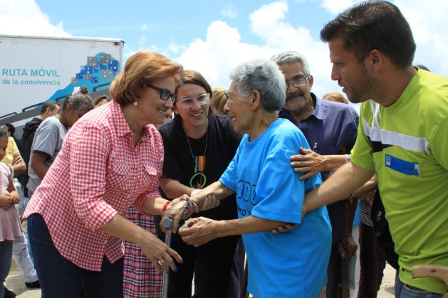 130816. Entrega de agua y recursos, La Dolorita - Petare (2)