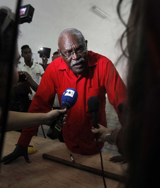 HAB108. LA HABANA (CUBA) 12/08/2016.- José Castelar Cairo, conocido como "Cueto", presentó hoy, viernes 12 de agosto de 2016, en La Habana (Cuba), el puro más grande del mundo en honor al aniversario del líder de la Revolución cubana, Fidel Castro, que mañana cumplirá nueve décadas. Con este puro, "Cueto" rompió su anterior marca de 81,80 metros de largo, establecida en 2011, y así alcanza el sexto récord Guinnes de su carrera al mayor puro del mundo. EFE/Ernesto Mastrascusa