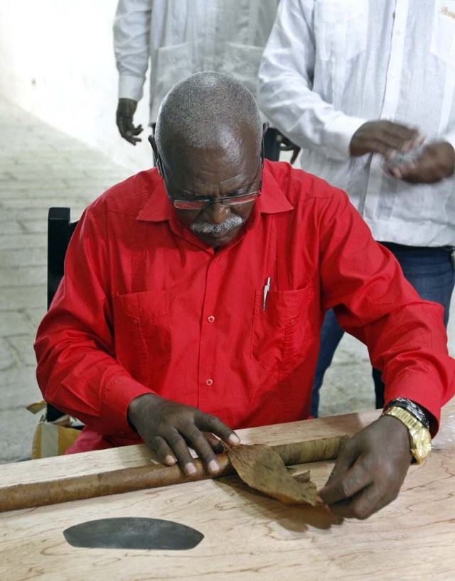 HAB113. LA HABANA (CUBA) 12/08/2016.- José Castelar Cairo, conocido como "Cueto", presentó hoy, viernes 12 de agosto de 2016, en La Habana (Cuba), el puro más grande del mundo en honor al aniversario del líder de la Revolución cubana, Fidel Castro, que mañana cumplirá nueve décadas. Con este puro, "Cueto" rompió su anterior marca de 81,80 metros de largo, establecida en 2011, y así alcanza el sexto récord Guinnes de su carrera al mayor puro del mundo. EFE/Ernesto Mastrascusa