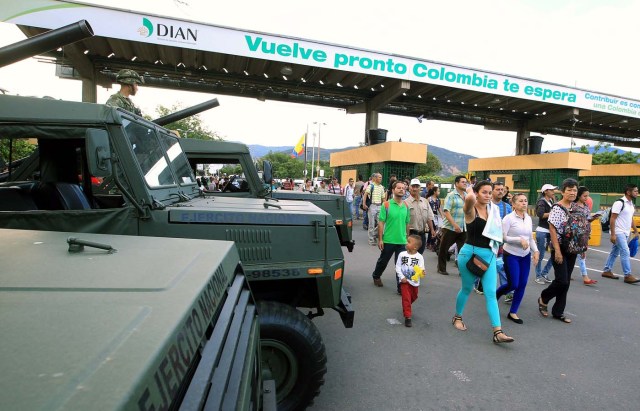 GRA109. CÚCUTA (COLOMBIA), 13/08/2016.- Ciudadanos procedentes de Venezuela utilizan el transporte para llegar al centro de la ciudad después de entrar por el puente Simón Bolívar hoy, sábado 13 de Agosto de 2016 en Cúcuta (Colombia). La frontera de Colombia y Venezuela, que permanecía cerrada desde hace casi un año, fue reabierta hoy al paso peatonal y miles de venezolanos pasaron a la ciudad de Cúcuta para comprar alimentos y medicinas. EFE/Mauricio Dueñas Castañeda