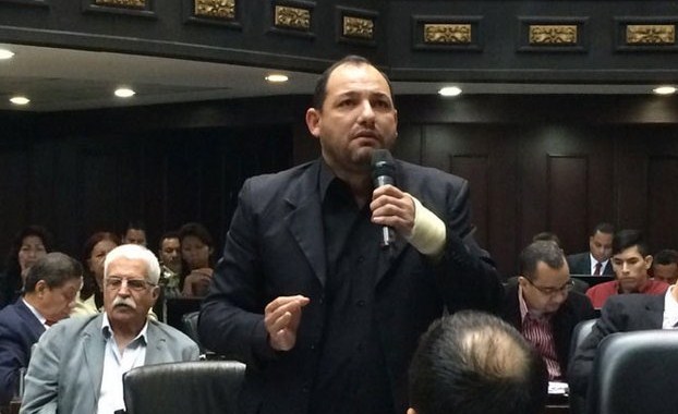 Por orate: Se le suspende derecho de palabra por un mes al diputado chavista Hugbel Roa