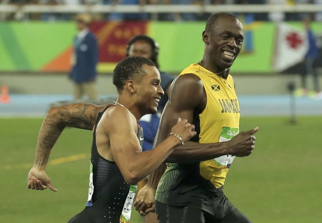 Foto del miércoles de Usain Bolt y Andre De Grasse sonriendo mientras cruzan la meta en la semifinal de los 200 mts planos en Río. 17/08/2016. Usain Bolt y Andre de Grasse serán los máximos favoritos en la final olímpica de los 200 metros de los Juegos de Río después de cruzar la línea juntos en las semifinales disputadas el miércoles, donde Justin Gatlin, medallista de plata en los 100 mts, y el jamaiquino Yohan Blake, no lograron clasificar. REUTERS/Gonzalo Fuentes