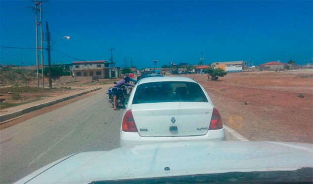 Largas colas en la isla de Coche para surtir gasolina