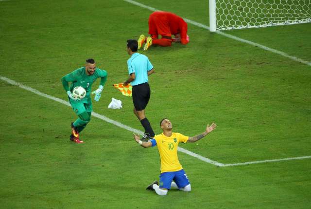 2016 Rio Olympics - Soccer - Final - Men's Football Tournament Gold Medal Match Brazil vs Germany - Maracana - Rio de Janeiro, Brazil - 20/08/2016. Neymar (BRA) of Brazil celebrates with goalkeeper Weverton (BRA) of Brazil after they won the penalty shootout and the gold medal. REUTERS/Murad Sezer TPX IMAGES OF THE DAY FOR EDITORIAL USE ONLY. NOT FOR SALE FOR MARKETING OR ADVERTISING CAMPAIGNS.