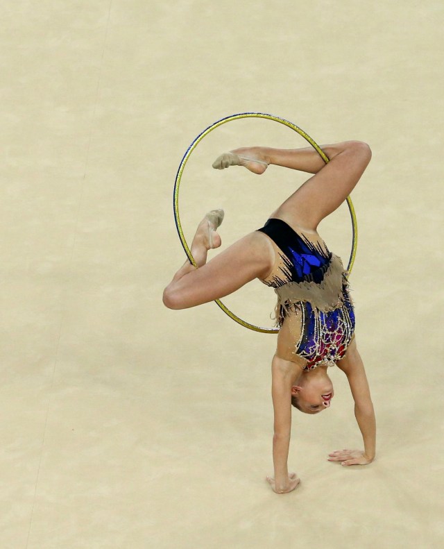 2016 Rio Olympics - Rhythmic Gymnastics - Preliminary - Individual All-Around Qualification - Rotation 1 - Rio Olympic Arena - Rio de Janeiro, Brazil - 19/08/2016. Melitina Staniouta (BLR) of Belarus competes using the hoop. REUTERS/Ruben Sprich  FOR EDITORIAL USE ONLY. NOT FOR SALE FOR MARKETING OR ADVERTISING CAMPAIGNS.