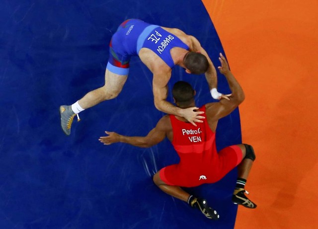 2016 Rio Olympics - Wrestling - Final - Men's Freestyle 86 kg Bronze - Carioca Arena 2 - Rio de Janeiro, Brazil - 20/08/2016. Pedro Ceballos Fuentes (VEN) of Venezuela and Sharif Sharifov (AZE) of Azerbaijan compete. REUTERS/Toru Hanai FOR EDITORIAL USE ONLY. NOT FOR SALE FOR MARKETING OR ADVERTISING CAMPAIGNS.