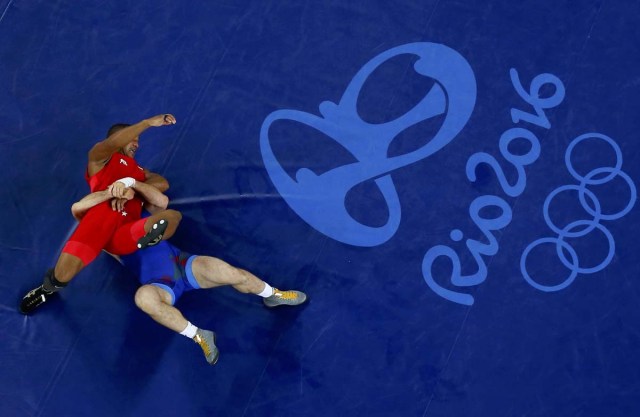 2016 Rio Olympics - Wrestling - Final - Men's Freestyle 86 kg Bronze - Carioca Arena 2 - Rio de Janeiro, Brazil - 20/08/2016. Pedro Ceballos Fuentes (VEN) of Venezuela and Sharif Sharifov (AZE) of Azerbaijan compete. REUTERS/Toru Hanai FOR EDITORIAL USE ONLY. NOT FOR SALE FOR MARKETING OR ADVERTISING CAMPAIGNS.