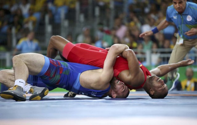 2016 Rio Olympics - Wrestling - Final - Men's Freestyle 86 kg Bronze - Carioca Arena 2 - Rio de Janeiro, Brazil - 20/08/2016. Pedro Ceballos Fuentes (VEN) of Venezuela and Sharif Sharifov (AZE) of Azerbaijan compete. REUTERS/Toru Hanai FOR EDITORIAL USE ONLY. NOT FOR SALE FOR MARKETING OR ADVERTISING CAMPAIGNS.