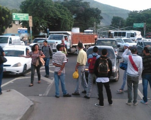 Protestan en el peaje de La Victoria por aumento del pasaje