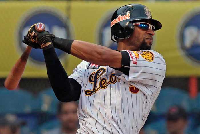 Henry Urrutia regresará con los Leones del Caracas