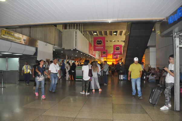 Roqueños esperan hasta tres días por un cupo para viajar