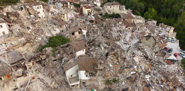 2016-08-25T090310Z_773393523_S1BETXLECCAA_RTRMADP_3_ITALY-QUAKE