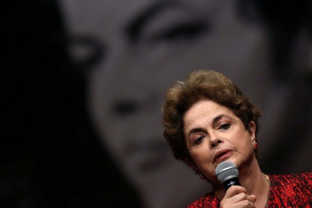 La suspendida presidenta de Brasil, Dilma Rousseff, habla durante una reunión con personas del movimiento pro-democracia, en Brasilia. 24 de agosto de 2016. El Senado de Brasil abrirá el jueves el juicio político contra la suspendida presidenta Dilma Rousseff y escuchará a los testigos a favor y en contra de la líder izquierdista, que se espera sea removida del cargo la próxima semana por acusaciones de haber violado las leyes de presupuesto del país. REUTERS/Ueslei Marcelino