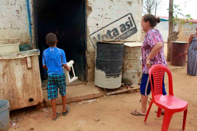 MARACAIBO VENEZUELA: 26/08/2016 NO COMEN POR FALTA DE COMIDA, ES EL CASO DE ANDREINA LINARES JUNTO A SU HIJO JOSE ANGEL DIAZ DE 10 AÑOS DE EDAD QUE SUFRE DE LA ENFERMEDAD DE HUESOS DE CRISTAL, MIENTRAS QUE LA MADRE ES INCAPACITADA DE UNA PIERNA Y PADECE DE TENSION ALTA EN LA GRAFICA COMO VIVEN LAS TRINITARIAS, SECTOR 5