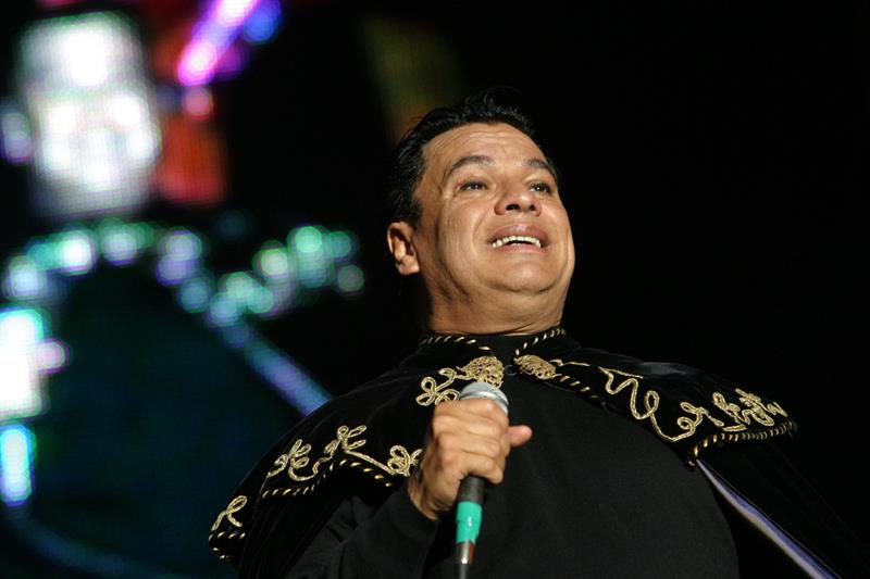 Con emotivos mensajes artistas venezolanos lloran la muerte de Juan Gabriel