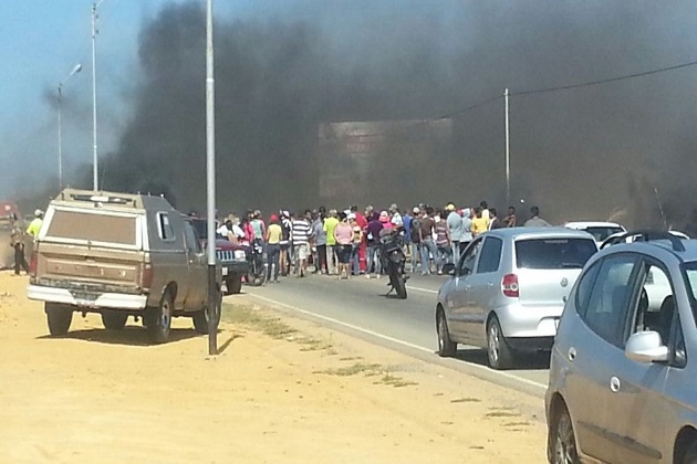 Cerraron vía a Los Taques en protesta por falta de agua