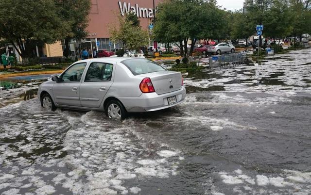 Vista de hoy, viernes 26 de agosto de 2016, de una fuerte tormenta con granizo en la ciudad de Metepec, en el estado de Toluca debido a remanentes de la tormenta Lester que se aleja de las costas del Océano Pacífico. Las condiciones meteorológicas para hoy indican tormentas muy fuertes en buena parte del territorio mexicano informó la Comisión Nacional del Agua, a través del Servicio Meteorológico Nacional (SMN). EFE/Jorge Núñez