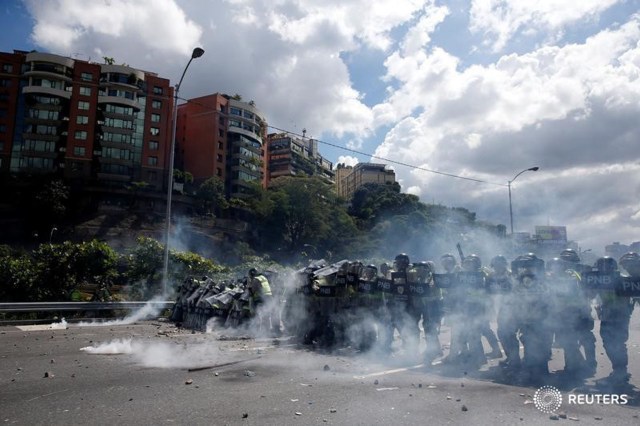 Policías antidisturbios bloquean una calle durante una manifestación para exigir la convocatoria a un referéndum para revocar el mandato del presidente de Venezuela, Nicolás Maduro, en Caracas, Venezuela, 1 de septiembre de 2016.   REUTERS/Marco Bello