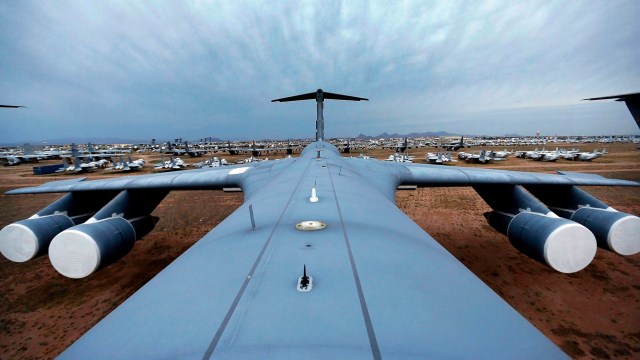 Una visión del Boneyard desde lo alto de un Lockheed C-5 Galaxy Cargo (AP)