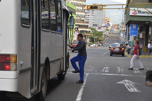 Hasta 74% del salario mínimo gastan los usuarios en pasaje