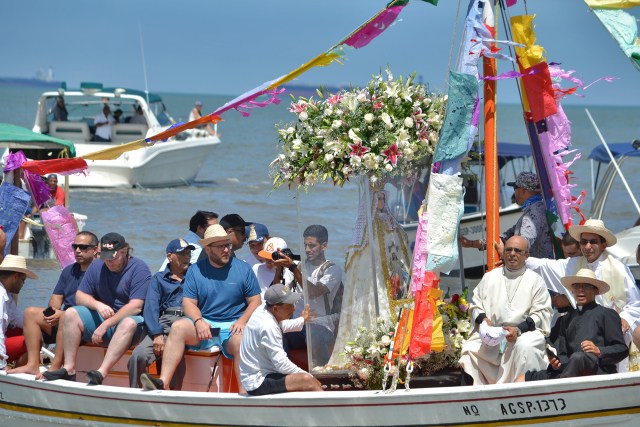 08.09.16 Misa y Procesion por el mar Virgen del valle (72)