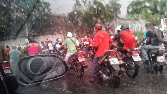 Motorizados oficialistas agreden al alcalde merideño, Carlos García (Fotos)