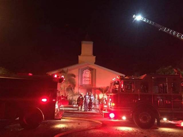 Fotografía facilitada por la oficina del Sheriff de St. Lucie, en la que los bomberos combaten un incendio en una mezquita de Fort Pierce, Florida, la madrugada del lunes 12 de septiembre de 2016. 