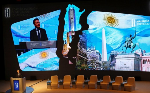 El presidente argentino, Mauricio Macri, habla durante la sesión de apertura del Foro de Inversión y Negocios de Argentina, en Buenos Aires. 13 de septiembre de 2016. El Gobierno de Argentina apuesta a una conferencia que reunirá entre el martes y el jueves a cerca de 2.000 líderes empresarios para atraer las inversiones que necesita para poner en marcha una economía en recesión y con una elevada tasa de inflación. REUTERS/Marcos Brindicci