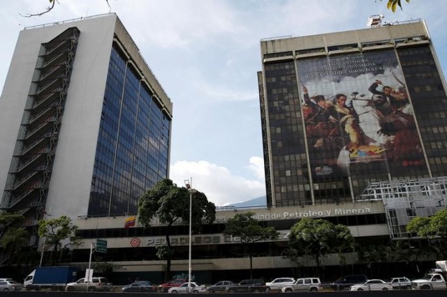 La casa matriz de la estatal Petróleos de Venezuela en Caracas, jul 21, 2016. La deuda de la estatal Petróleos de Venezuela (PDVSA) reaccionaba el miércoles de manera positiva, luego de que la firma anunció una propuesta de canje a los tenedores de unos 7.000 millones de dólares de bonos con vencimiento más cercano, por un nuevo papel al 2020.    REUTERS/Carlos Garcia Rawlins