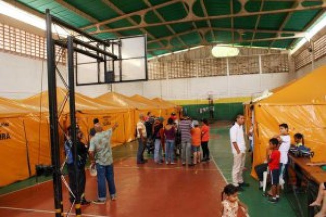 as familias que se encuentran recluidas desde hace cinco años en la cancha deportiva del barrio Leonardo Ruiz Pineda reclaman la asignación de viviendas dignas. (Foto/Gustavo Delgado)