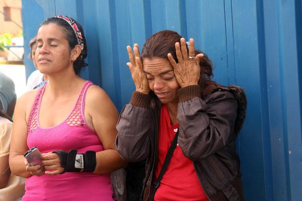 Familiares de reos de Politáchira tienen una semana pernoctando en las afueras de los calabozos