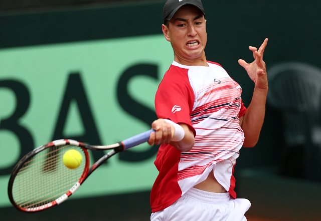 Nicolás Alvarez en acción durante el partido contra el venezolano Ricardo Rodríguez. REUTERS/Mariana Bazo