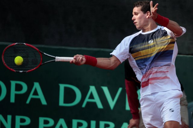 Luis David Martínez en acción durante el partido de sencillos contra el peruano Nicolás Alvarez. REUTERS/Guadalupe Pardo