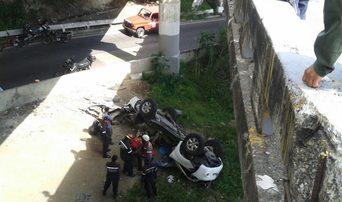 Una mujer fallecida tras vuelco de vehículo en la Cota Mil (FOTOS)