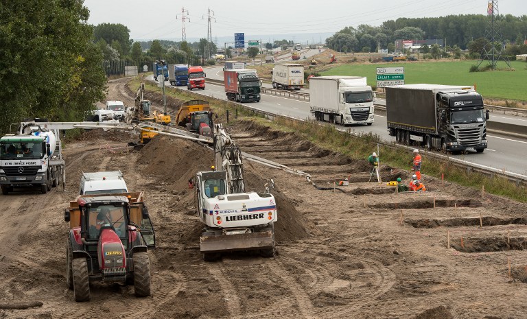 Inician construcción de muro al norte de Francia para impedir paso de migrantes