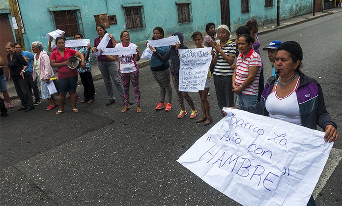 En el barrio La Feria en Lara siguen a la espera de las bolsas de los Clap