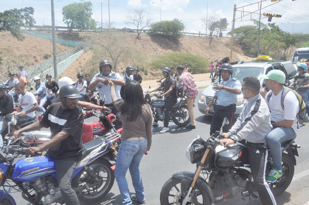 ¡Aló, Carneiro! Unos Polivargas agredieron a 15 personas en un sepelio y le quitaron el celular a una periodista