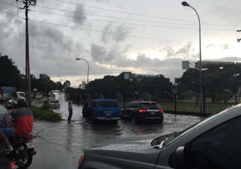 El Distribuidor Altamira está totalmente inundando tras aguacero (FOTOS)